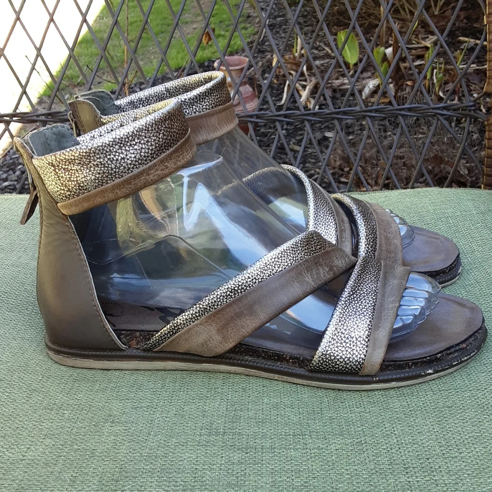 OTBT Souvenir Comfort Leather Metallic Flat Sandal Size 9 M.